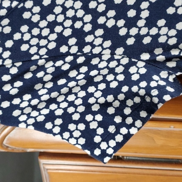 BODEN, navy blue dress with white geometric design. Size 6. Waist band. Short sl - Picture 5 of 10